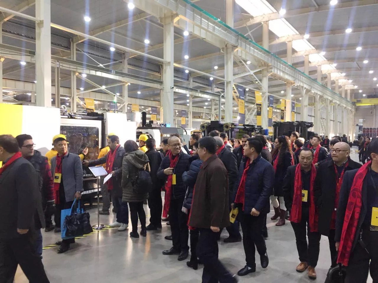 亿万先生mr上演“两大喜”： 十周年庆+注塑智慧工厂完工